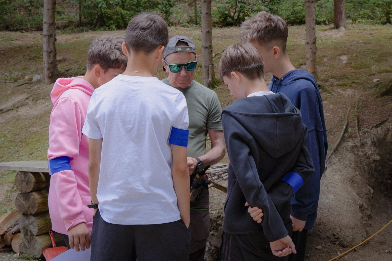 Instruktor z grupą prywatną przed startem gry terenowej