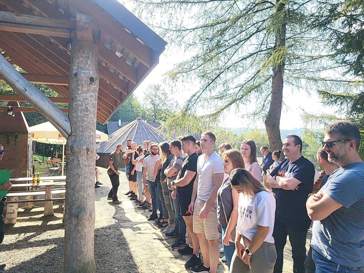 Odprawa grupy pod wiatą przed startem gry terenowej
