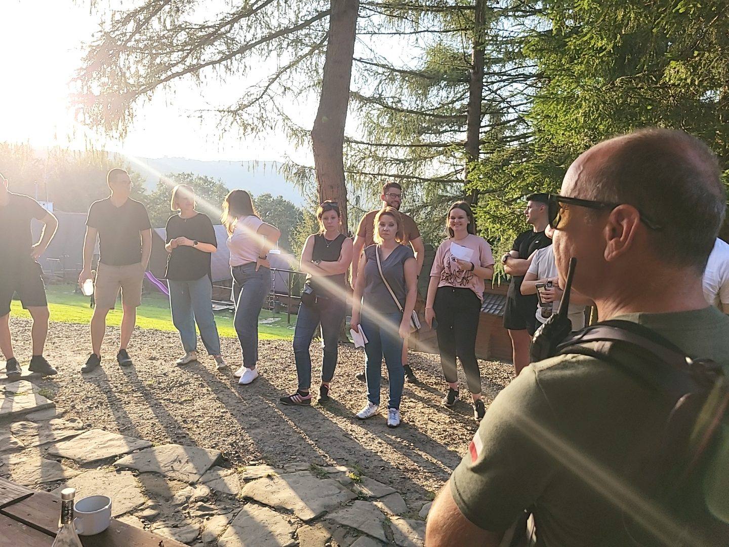 Instruktor z grupą na placu przy bazie przed wyjściem w teren