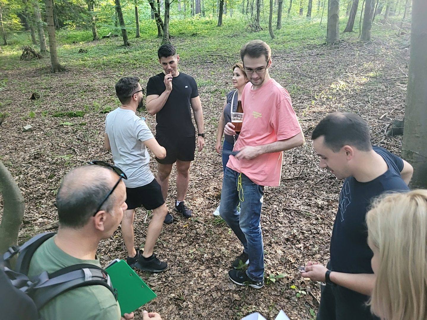 Drużyna w lesie omawia zadanie z trasy gry