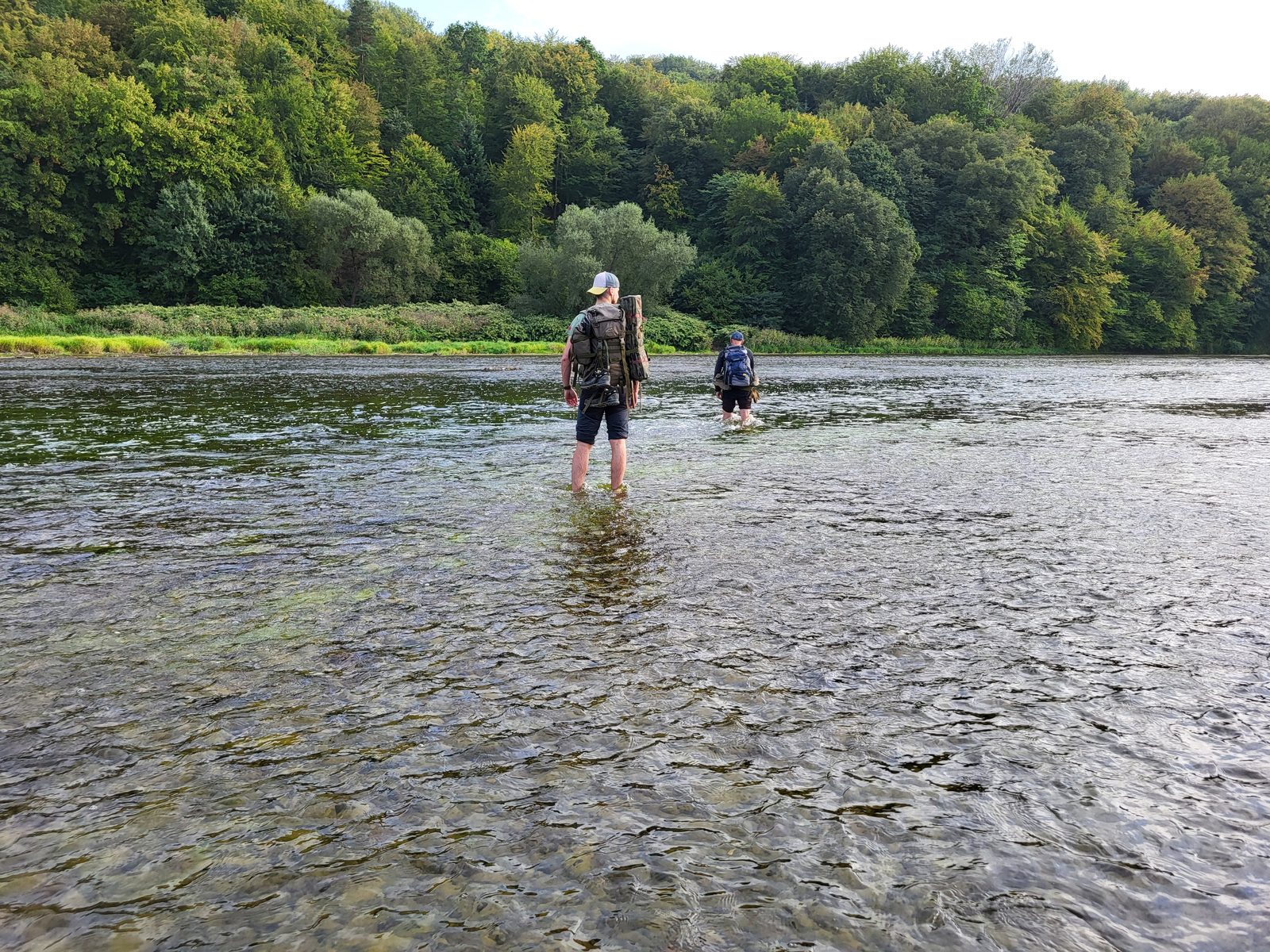 Marsz przez rzekę z pełnym ekwipunkiem