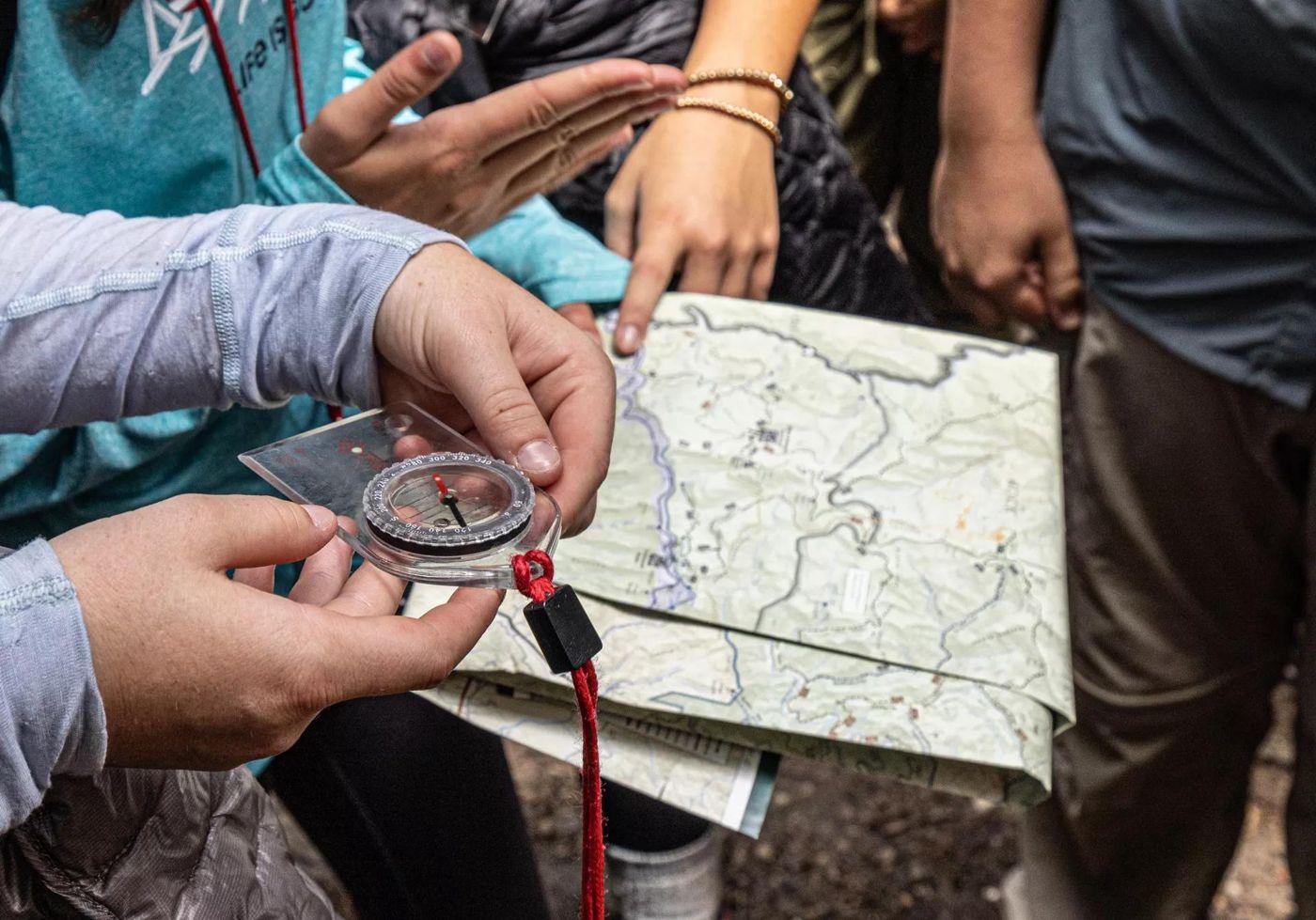 Nauka pracy z kompasem i mapą podczas zajęć w terenie